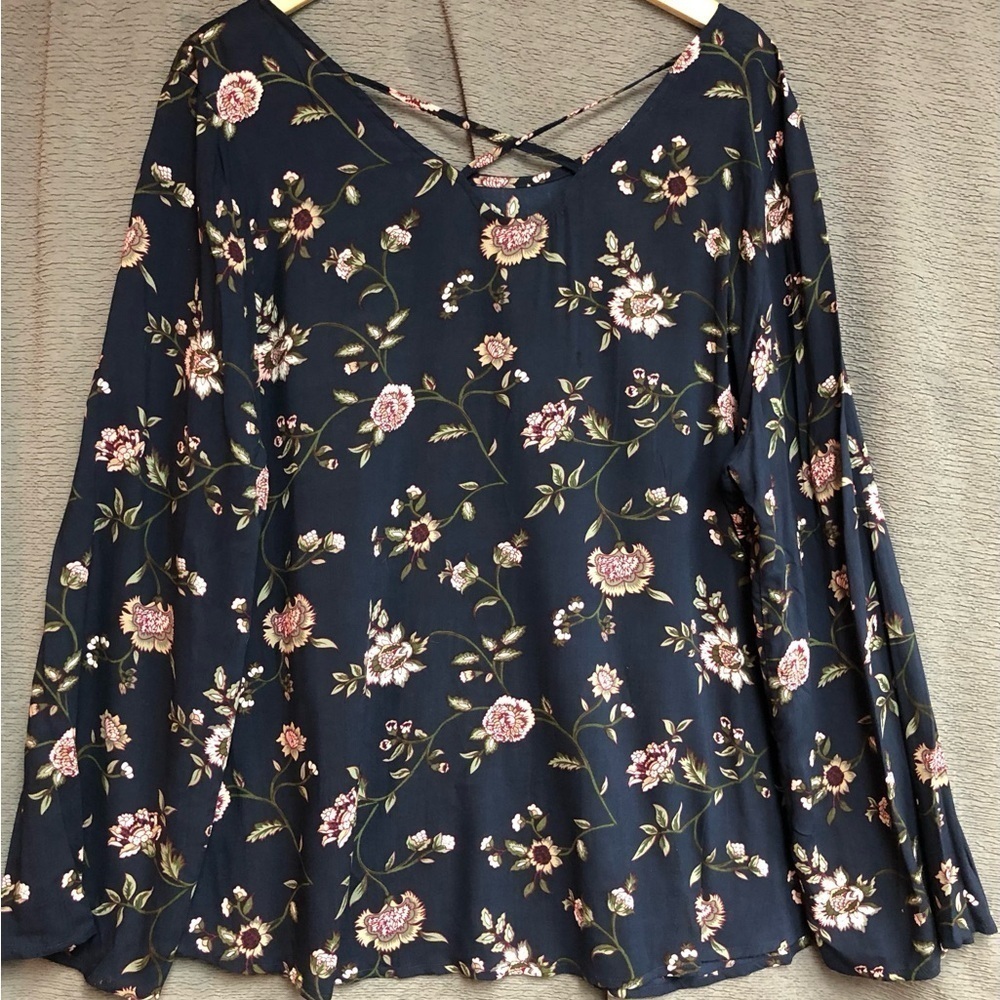 No brand XXL 20 navy blue top with cage neckline, long bell sleeves,